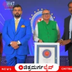 ಹೊಸದುರ್ಗ : ನವದೆಹಲಿಯಲ್ಲಿ ಸ್ಕೋಚ್ ಸ್ವರ್ಣ ಪ್ರಶಸ್ತಿ ಸ್ವೀಕರಿಸುತ್ತಿರುವ ಅಧಿಕಾರಿ ಟಿ. ಯೋಗೇಶ್ (Officer T. Yogesh receiving Skoch Gold Award in New Delhi)