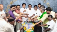 ಚಿತ್ರದುರ್ಗದಲ್ಲಿ ಜಯಣ್ಣ ಒಡೆಯರ್ ಭಾವಚಿತ್ರಕ್ಕೆ ಪುಷ್ಪನಮನ ಸಲ್ಲಿಸುತ್ತಿರುವ ಗಣ್ಯರು