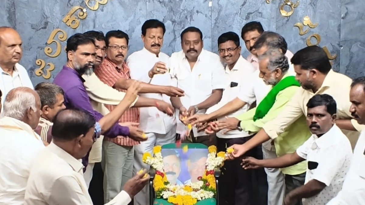 ಚಿತ್ರದುರ್ಗದಲ್ಲಿ ಜಯಣ್ಣ ಒಡೆಯರ್ ಭಾವಚಿತ್ರಕ್ಕೆ ಪುಷ್ಪನಮನ ಸಲ್ಲಿಸುತ್ತಿರುವ ಗಣ್ಯರು