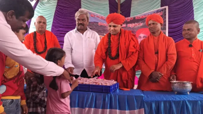 ಭದ್ರಾ ಮೇಲ್ದಂಡೆ ಯೋಜನೆಯ ನೀರು ಚಿತ್ರದುರ್ಗಕ್ಕೆ ತಲುಪಿದ ಖುಷಿಯಲ್ಲಿ ಸೆ.13ರಂದು 1 ಲಕ್ಷ ಜನರಿಗೆ ಸಿಹಿ ವಿತರಿಸಲು ಭೋವಿ ಗುರುಪೀಠ ಸಜ್ಜಾಗಿದೆ. ಕಾರ್ಯಕ್ರಮದ ಸಂಪೂರ್ಣ ವಿವರ ಇಲ್ಲಿದೆ.