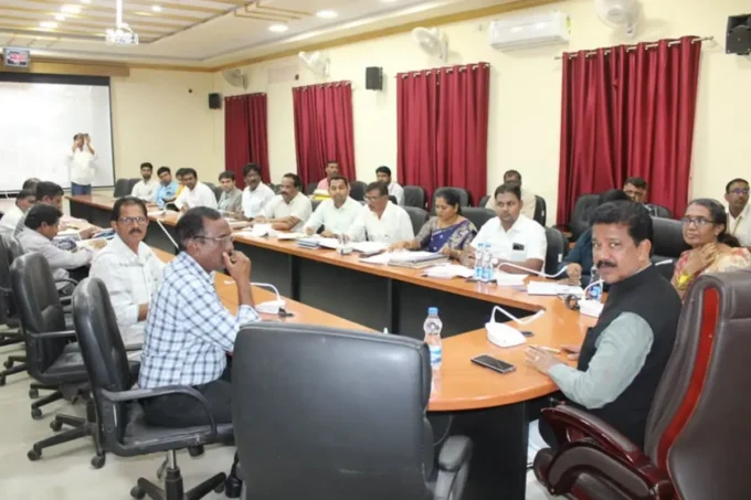 ಸಚಿವ ಟಿ.ರಘುಮೂರ್ತಿ ನೇತೃತ್ವದಲ್ಲಿ ಚಿತ್ರದುರ್ಗ ರಸ್ತೆ ಅಗಲೀಕರಣ ಸಭೆ