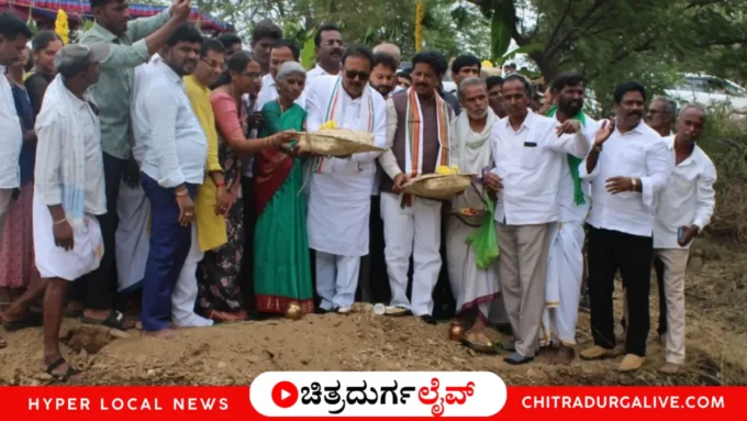 ಹಿರಿಯೂರಿನ ಆದಿರಾಳು ಬಳಿ ಭದ್ರಾ ನೀರಿಗೆ ಬಾಗಿನ ಅರ್ಪಿಸಿದ ಸಚಿವರಾದ ಚಲುವರಾಯಸ್ವಾಮಿ ಮತ್ತು ರಘುಮೂರ್ತಿ