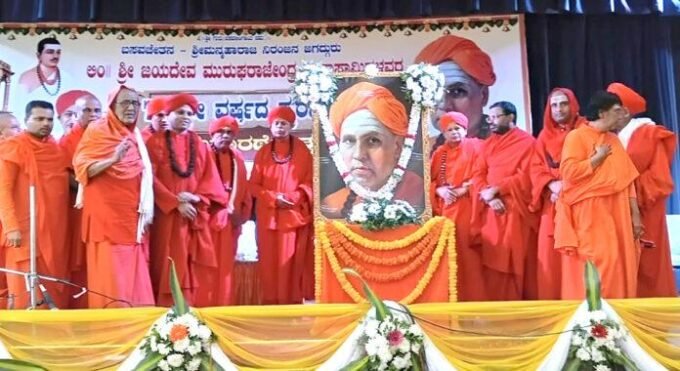 ದಾವಣಗೆರೆಯಲ್ಲಿ ನಡೆದ ಜಯದೇವ ಜಗದ್ಗುರುಗಳ 70ನೇ ಸ್ಮರಣೋತ್ಸವದಲ್ಲಿ ಡಾ. ಶಿವಮೂರ್ತಿ ಮುರುಘಾ ಶರಣರು ಮತ್ತು ಡಾ. ಶ್ರೀಬಸವಪ್ರಭು ಸ್ವಾಮೀಜಿ