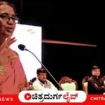 ಚಿತ್ರದುರ್ಗದಲ್ಲಿ ಆಗ್ನೇಯ ಪದವೀಧರರ ವಿಧಾನ ಪರಿಷತ್ ಚುನಾವಣಾ ಸಿಬ್ಬಂದಿಗೆ ತರಬೇತಿ ನೀಡಲಾಗಿದ್ದು, ಯಾವುದೇ ಲೋಪವಿಲ್ಲದೆ ನಿಯಮ ಪಾಲಿಸುವಂತೆ ಜಿಲ್ಲಾಧಿಕಾರಿ ಎಸ್. ರಮ್ಯಾ ಆದೇಶಿಸಿದ್ದಾರೆ.