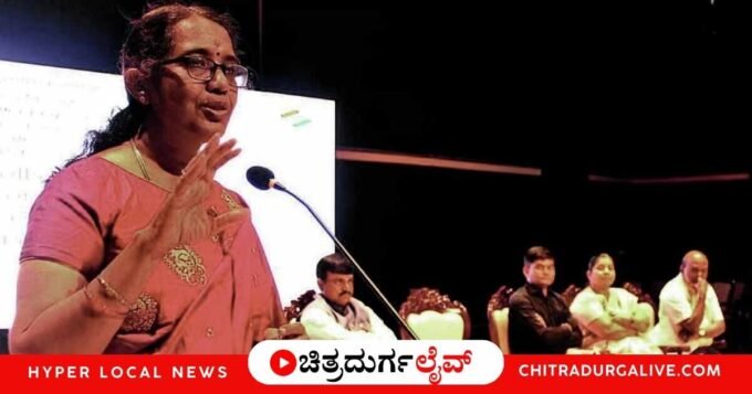 ಚಿತ್ರದುರ್ಗದಲ್ಲಿ ಆಗ್ನೇಯ ಪದವೀಧರರ ವಿಧಾನ ಪರಿಷತ್ ಚುನಾವಣಾ ಸಿಬ್ಬಂದಿಗೆ ತರಬೇತಿ ನೀಡಲಾಗಿದ್ದು, ಯಾವುದೇ ಲೋಪವಿಲ್ಲದೆ ನಿಯಮ ಪಾಲಿಸುವಂತೆ ಜಿಲ್ಲಾಧಿಕಾರಿ ಎಸ್. ರಮ್ಯಾ ಆದೇಶಿಸಿದ್ದಾರೆ.