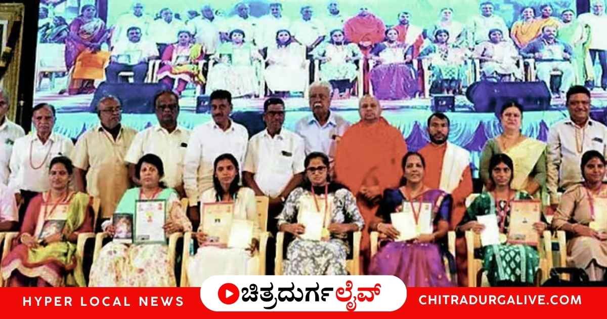ಚಿತ್ರದುರ್ಗದ ಮುರುಘಾಮಠದಲ್ಲಿ ನಡೆದ ಶರಣ ಸಂಸ್ಕೃತಿ ಉತ್ಸವದ ಹೈಲೈಟ್ಸ್. ವಚನ ಸಾಹಿತ್ಯದ ಮಹತ್ವ, ನೆಮ್ಮದಿಯ ಬದುಕಿಗೆ ಯೋಗ ಮತ್ತು ಕೃಷಿ ಮೇಳದ ಸಂಪೂರ್ಣ ಮಾಹಿತಿ ಓದಿ.