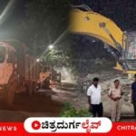 ಚಿತ್ರದುರ್ಗದ ಗಾಯತ್ರಿ ಜಲಾಶಯದ ಅಂಗಳದಲ್ಲಿ ಸರ್ಕಾರದ ಅನುಮತಿಯಿಲ್ಲದೆ ಅಕ್ರಮವಾಗಿ ಮಣ್ಣು ತುಂಬುತ್ತಿದ್ದ 4 ಟಿಪ್ಪರ್ ಹಾಗೂ 1 ನೋಂದಣಿ ಇಲ್ಲದ ಹಿಟಾಚಿ ವಾಹನವನ್ನು ಹಿರಿಯೂರು ಗ್ರಾಮಾಂತರ ಪೊಲೀಸರು ವಶಕ್ಕೆ ಪಡೆದಿರುವ ಚಿತ್ರ.