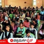 ಹಿರಿಯೂರಿನ ಗುರುಭವನದಲ್ಲಿ ಆಯೋಜಿಸಿದ್ದ ಯುವ ಸಂಸತ್ ಕಾರ್ಯಕ್ರಮದಲ್ಲಿ ವಿದ್ಯಾರ್ಥಿಗಳಿಗೆ ಸಂಸದೀಯ ನಡಾವಳಿ ಹಾಗೂ ನಾಯಕತ್ವ ಗುಣಗಳ ಕುರಿತು ಉಪನ್ಯಾಸಕರು ಜಾಗೃತಿ ಮೂಡಿಸುತ್ತಿರುವ ದೃಶ್ಯ.