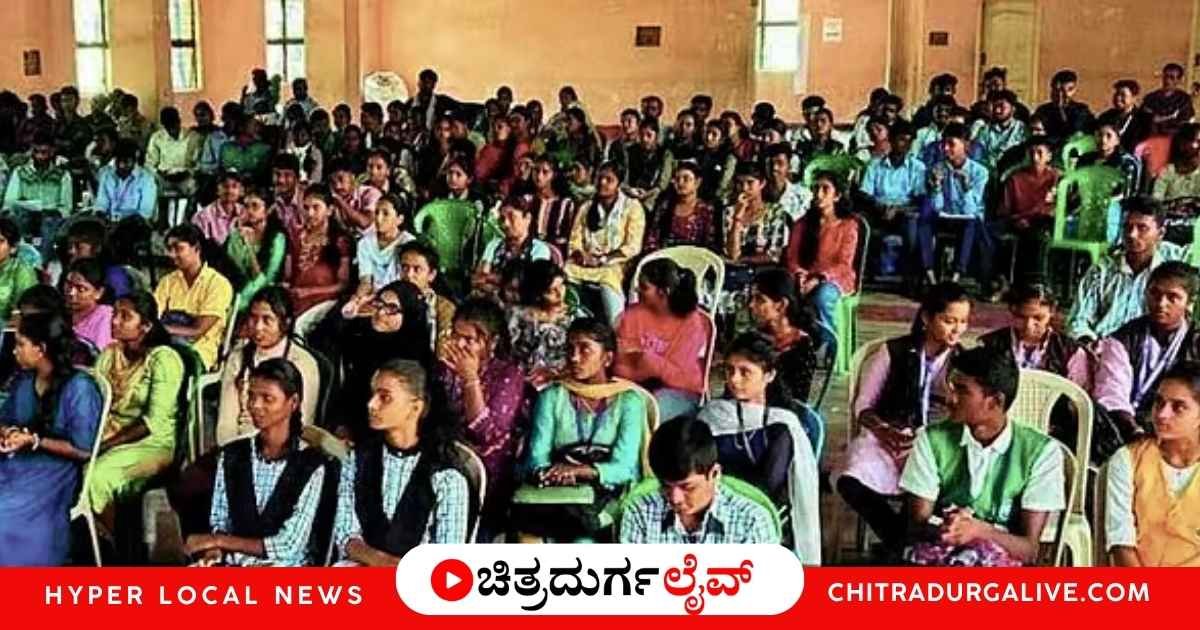 ಹಿರಿಯೂರಿನ ಗುರುಭವನದಲ್ಲಿ ಆಯೋಜಿಸಿದ್ದ ಯುವ ಸಂಸತ್ ಕಾರ್ಯಕ್ರಮದಲ್ಲಿ ವಿದ್ಯಾರ್ಥಿಗಳಿಗೆ ಸಂಸದೀಯ ನಡಾವಳಿ ಹಾಗೂ ನಾಯಕತ್ವ ಗುಣಗಳ ಕುರಿತು ಉಪನ್ಯಾಸಕರು ಜಾಗೃತಿ ಮೂಡಿಸುತ್ತಿರುವ ದೃಶ್ಯ.