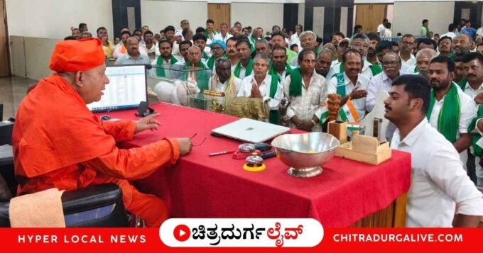 ಚಿತ್ರದುರ್ಗ ತಾಲೂಕಿನ ತುರುವನೂರು ಹೋಬಳಿಯ ರೈತರು ಜಿನಿಗಿ ಹಳ್ಳಕ್ಕೆ ಕಾತ್ರಾಳು ಕೆರೆಯಿಂದ ನೀರು ಹರಿಸುವಂತೆ ಸಿರಿಗೆರೆಯ ತರಳಬಾಳು ಶ್ರೀಗಳಲ್ಲಿ ಮನವಿ ಮಾಡಿದ್ದಾರೆ. ವಿವರ ಇಲ್ಲಿದೆ.
